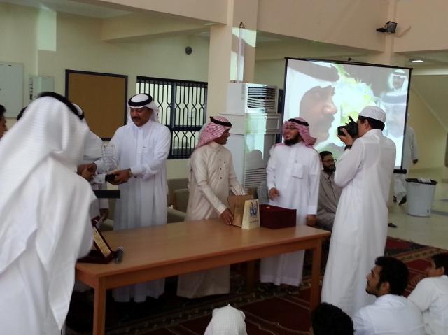 مركز مصادر التعلم في ثانوية ابوعريش الثانية يساهم في حفل تكريم مدير المدرسة  20121012